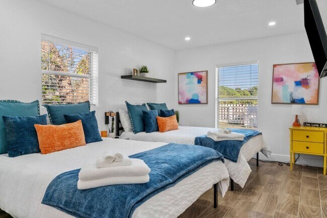 Building Photo - Modern 4BR South Tampa Home | Yard | Near the Bay