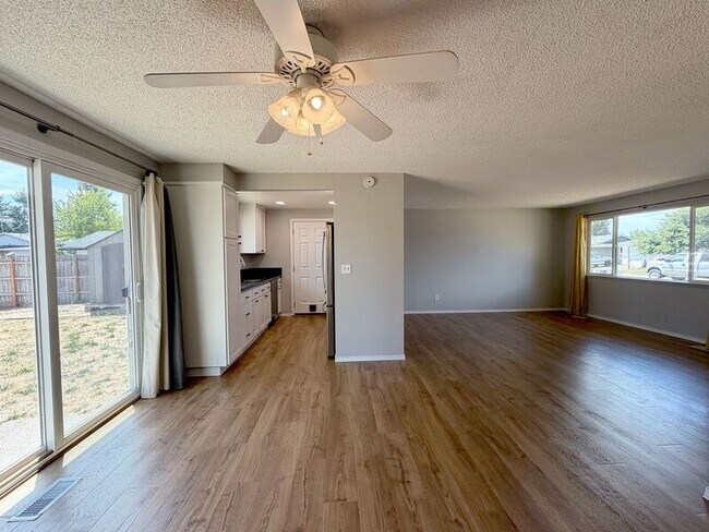 Building Photo - 410 Crona St