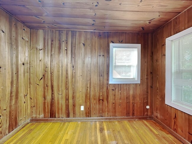 Building Photo - 1740 N Shore Terrace