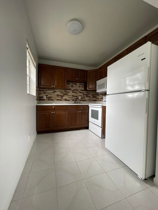 Building Photo - 172 Salisbury I