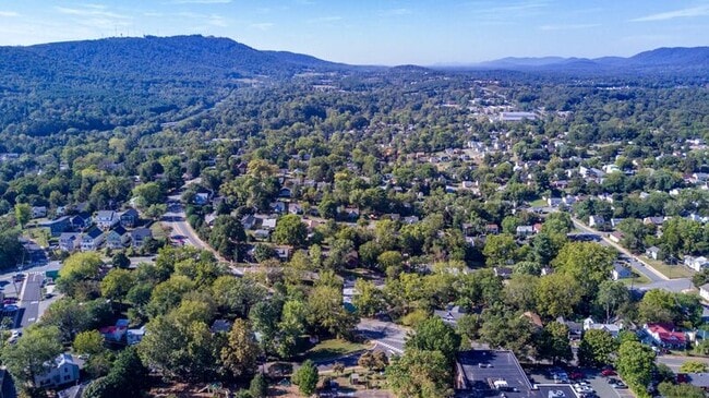 Building Photo - 1000 Monticello Rd