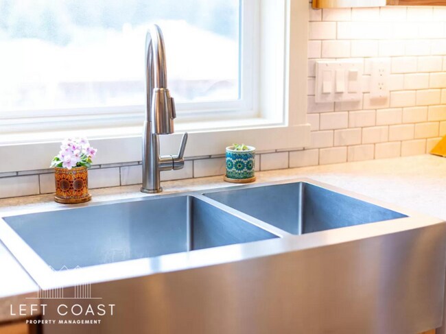 Building Photo - 5371 NE Wave Ln