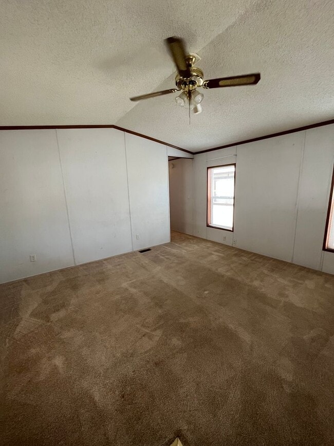 Building Photo - 3 Bedroom Mobile Home with Carport in Billings Heights
