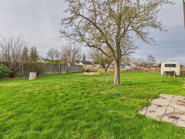 Building Photo - Two Bedroom One Bath House for Rent in Everson with Detached Garage