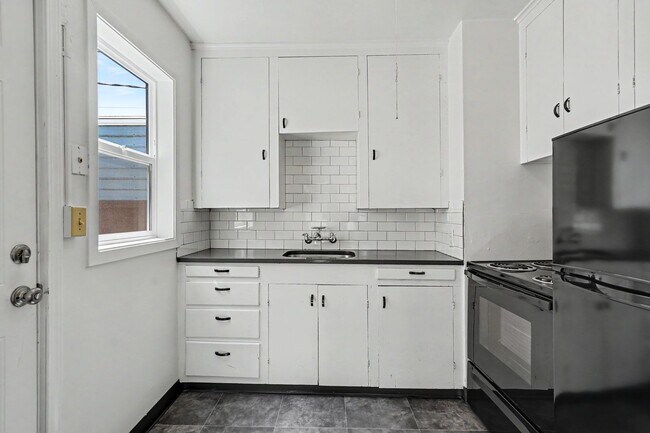 Building Photo - 19th 4-Plex - 000004