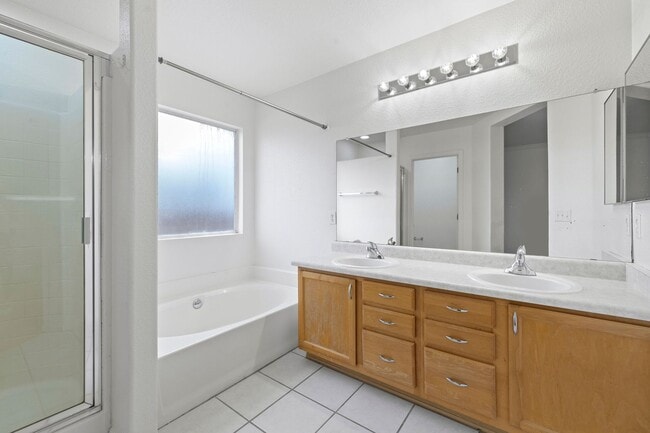 Building Photo - Nice Rita Ranch Home - Vail School District