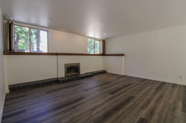 Building Photo - 298 Country Club Dr