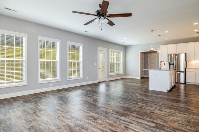 Building Photo - Maryville 37801 - 4 bedroom, 2.5 bath home...