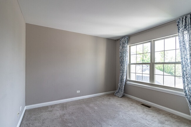 Building Photo - 2460 Violet St