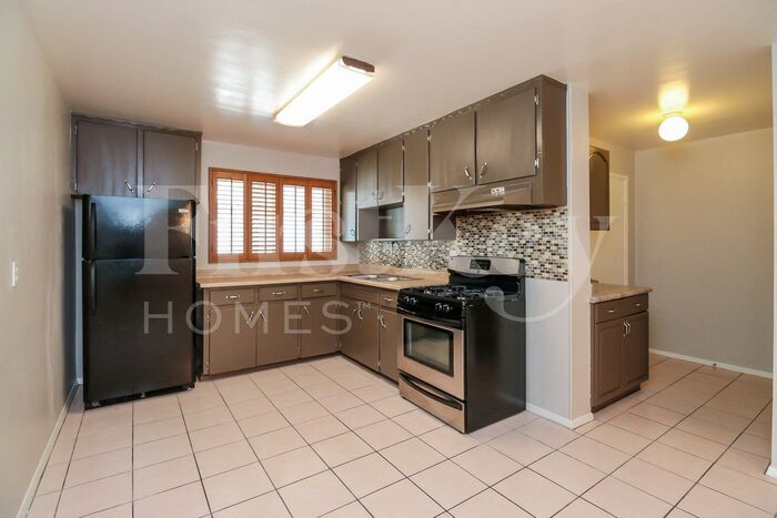 Building Photo - 5719 N 23rd Ave