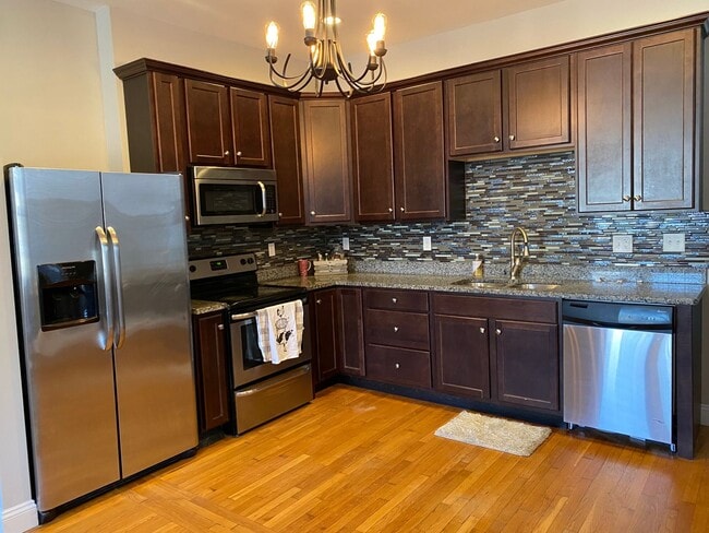 Building Photo - Renovated Hill Home for Rent!