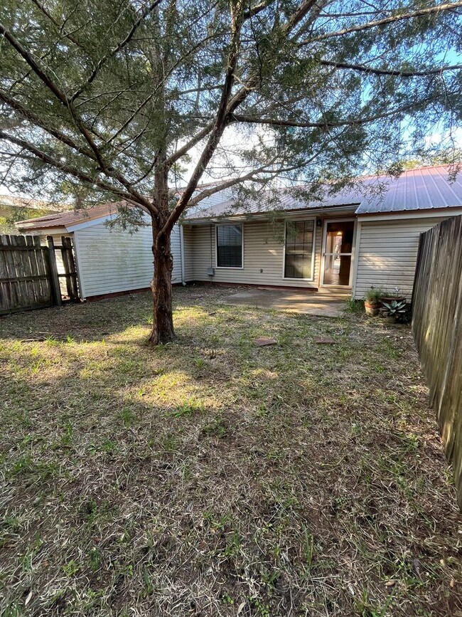 Building Photo - Classic Manor