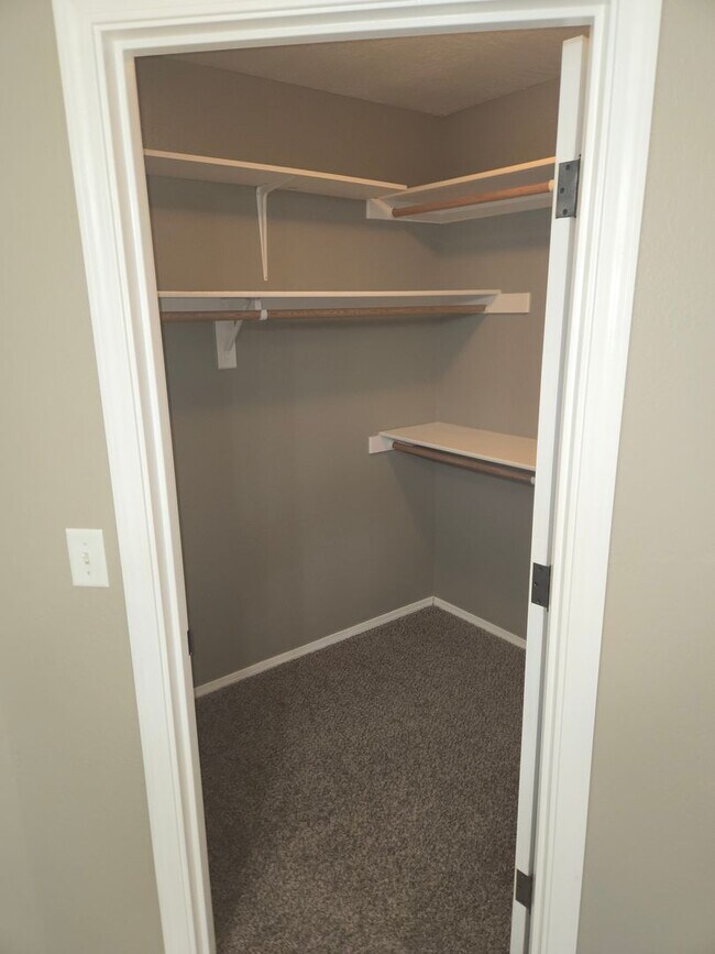 Building Photo - Beautiful Boulder Pointe Home! 3bd / 2ba + Office - No Students! - Small Pets Considered!! Avail....