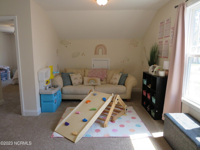 Building Photo - 425 Palisades Dr