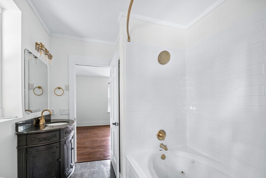 Jack & Jill bathroom - 1112 Clifton Ln