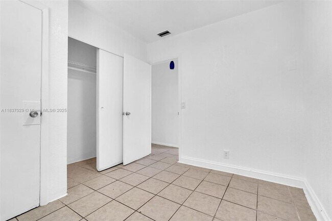 Building Photo - 2435 Plunkett St