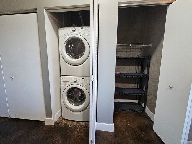 Building Photo - 332 River St