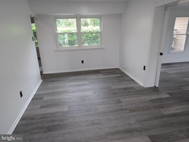 Building Photo - 6261 Patrick Henry Ct