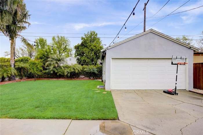 Building Photo - 6542 Balcom Ave