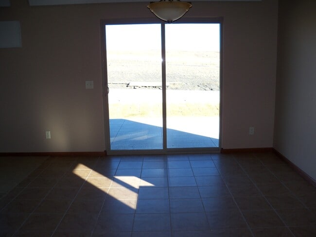Building Photo - 2 BED | 2 BATH | DOUBLE GARAGE | TOWNHOME | SOUTH