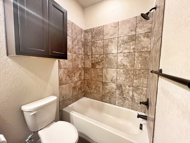 Building Photo - Spacious 3BR/2BA Duplex with Private Yard ...