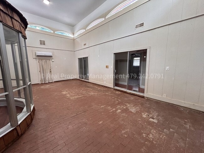 Building Photo - 3301 S 27th St