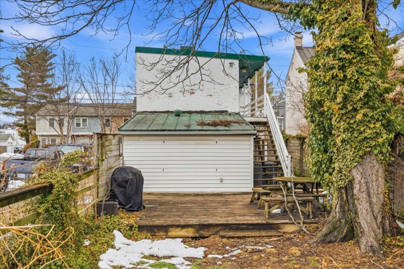 Building Photo - 100 E 8th St