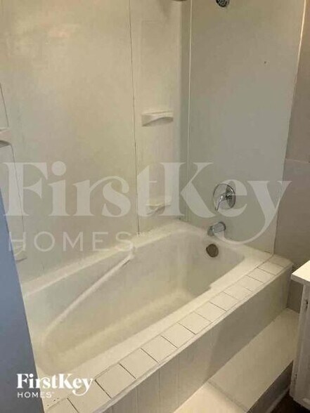 Building Photo - 711 N Evanslawn Ave