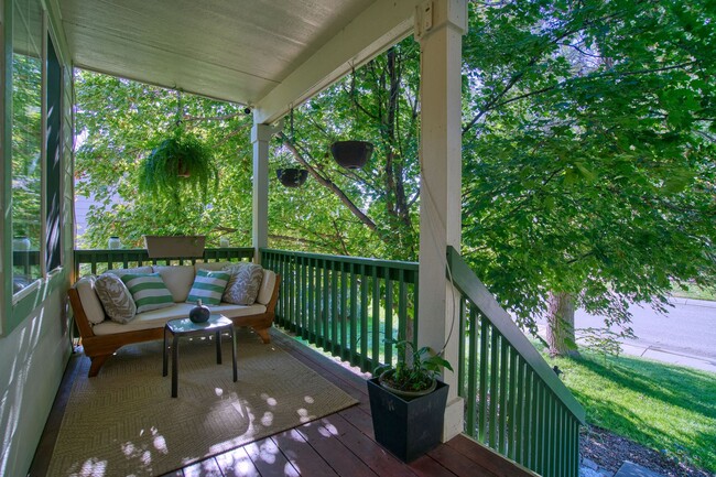 Building Photo - Spacious Home with Fenced Yard and Washer/...