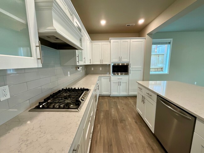 Building Photo - Beautiful and Modern 4-Bedroom Home with S...