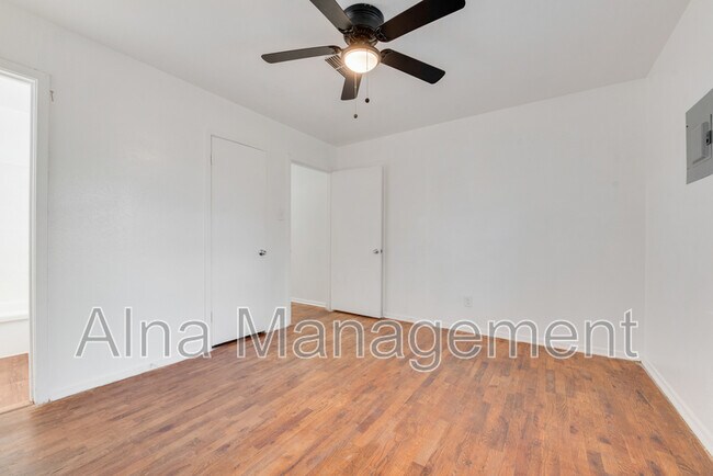 Building Photo - 867 Odie Dr