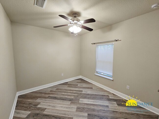 Building Photo - Lovely 3 Bedroom Home in Driftwood Estates!