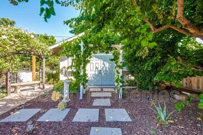 Building Photo - 1549 Alisal Ave