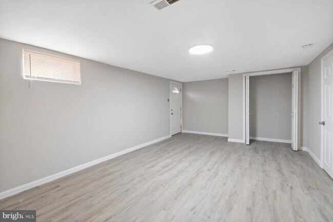 Building Photo - 883 Bellevue St SE