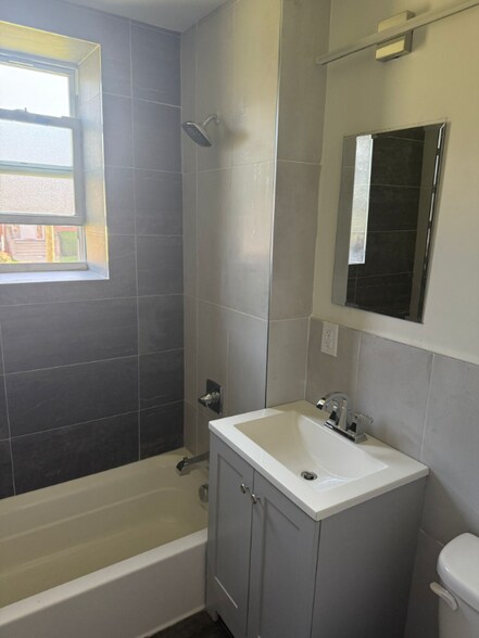 Building Photo - 501 W 7th St