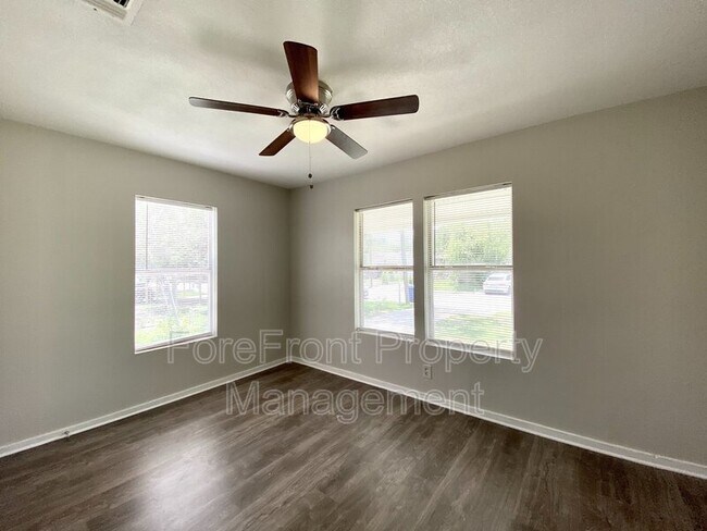 Building Photo - 1445 Delgado St