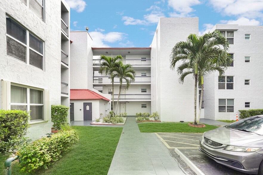 Building Photo - 9461 Evergreen Pl