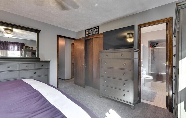 Building Photo - Spacious Tri-Level Home With Modern Upgrad...