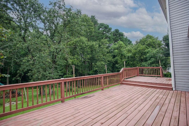 Building Photo - Charming 3 Bedroom, 2,5 Bath home with hug...