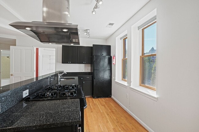 Building Photo - 2 Bedroom Beauty in Bloomingdale! Pets Wel...