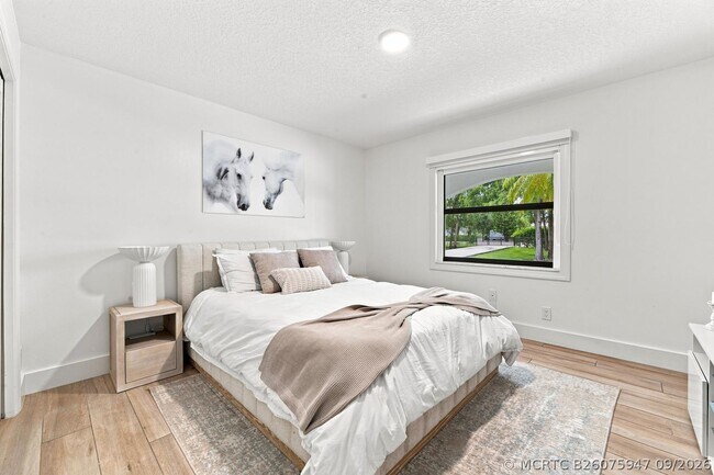 Building Photo - 14902 Paddock Dr