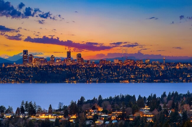 Building Photo - 3Bd/2.5Ba Bellevue Condo