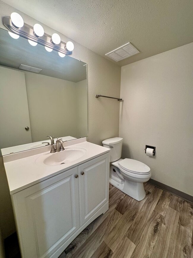 Building Photo - 2 Bedroom Townhome with Pool and Fitness Center/Centrally Located!!