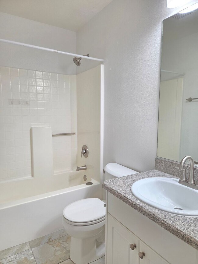Building Photo - Immaculate 3Bed/2Bath Home-Spacious~Two-Ca...