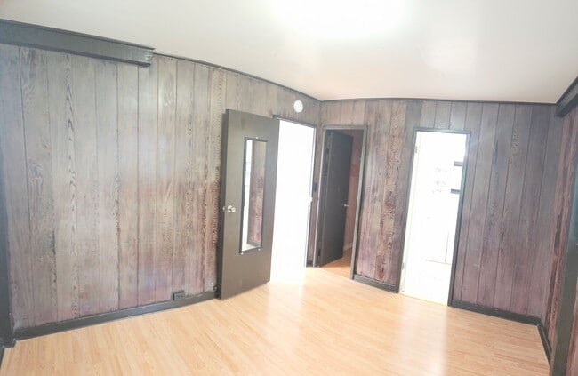Building Photo - Lower Nuuanu 3 Bedroom 1.5 Bathroom Single...