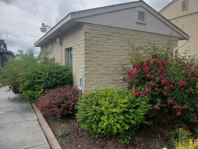 Building Photo - 1222 NE 4th St