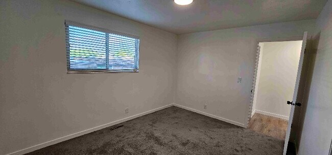 Building Photo - 922-928 E Fairclough Dr