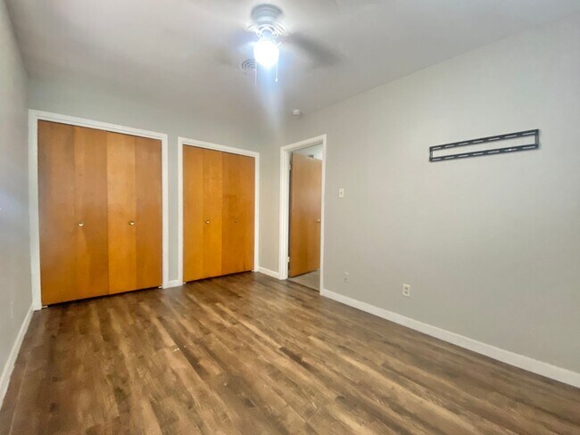 Building Photo - Newly Renovated 3 bed 2 bath
