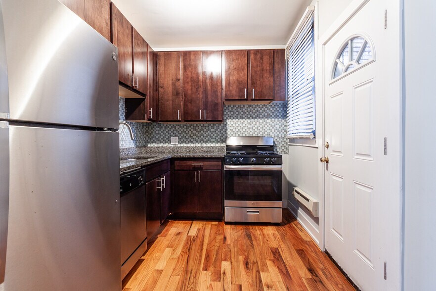 Building Photo - 3734 N Pine Grove Ave