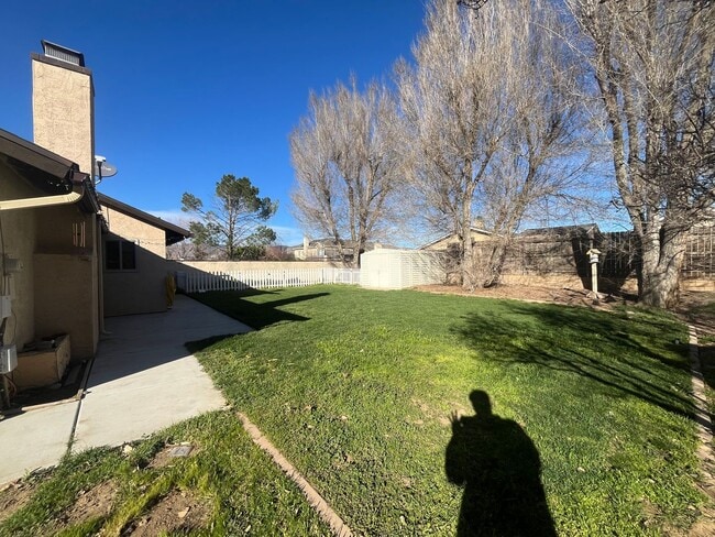 Building Photo - 3 Bed 2 Bath House located in the Heart of Tehachapi! Available 3/1/2026!